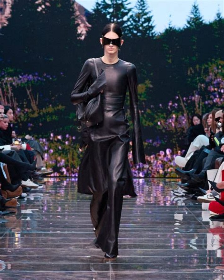 Jin S Spectacular Exhibition Shatters Expectations